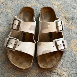 Pair of women’s size 39 Arizona Birkenstock’s